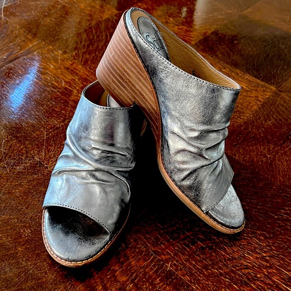 Sofft scrunch silver slide 3” stack heel.  Very comfortable - Picture 1 of 7